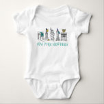 Body Para Bebê Feriado Judaico Nova Iorque NYC Hanukkah Chanukah<br><div class="desc">O traje de bebê apresenta uma ilustração original de marcos Nova Iorque "vestidos" para a temporada de festas, com NEW YORK HANUKKAH em uma fonte azul divertida. Excelente de celebrar Chanukah na NYC! Não vê o que está procurando? Precisa de ajuda para a personalização? Clique em "perguntar a este designer"...</div>