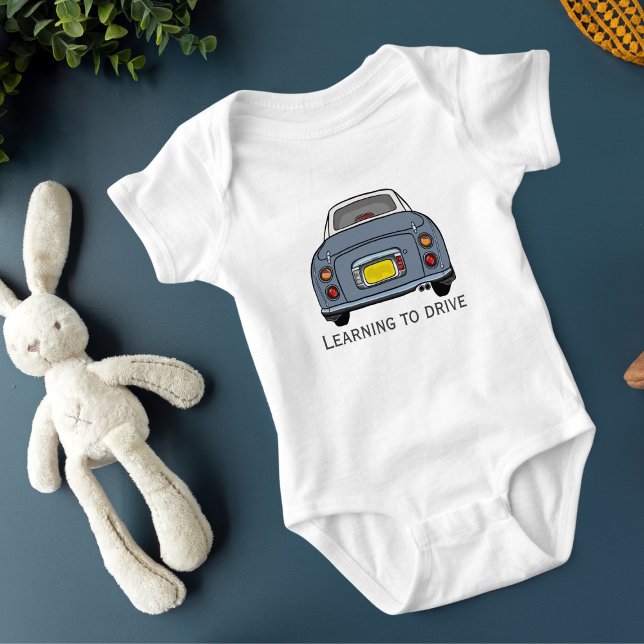 Body Para Bebê Figuras aprendendo a dirigir um pequeno motorista  (Cute baby bodysuit for your little car enthusiast)