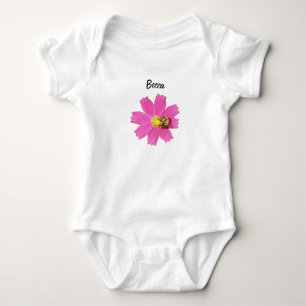 Body Para Bebê Flor de Cosmos Rosa Vivo com uma Abelha Personaliz
