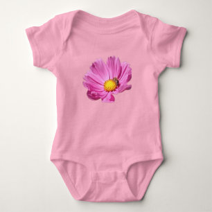 Body Para Bebê Flor vibrante rosa com uma abelha em um dia de ver