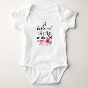 Body Para Bebê Floral cor-de-rosa feminista acreditou