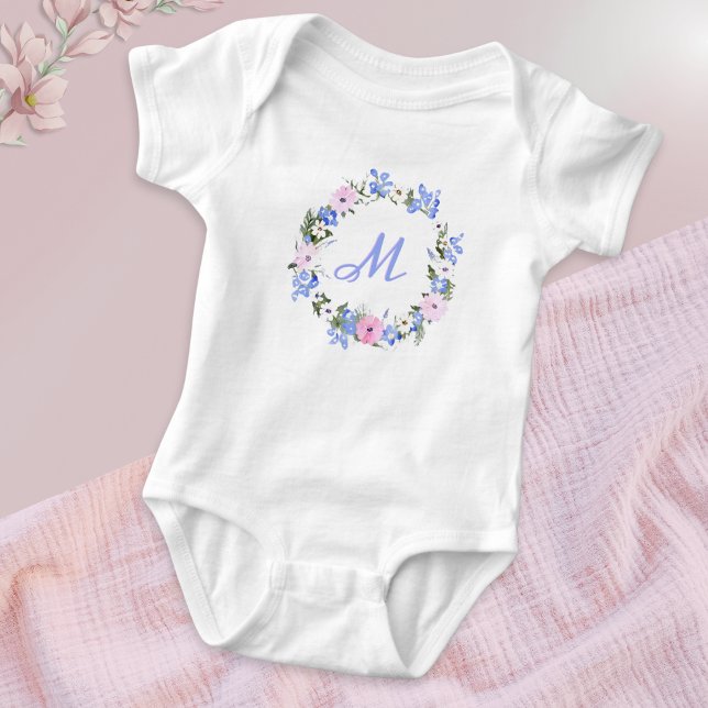 Body Para Bebê Floral Floral Círculo Florido Inicial Personalizad (A pretty baby bodysuit with pink, blue and white flowers in a circle around a monogrammed initial)