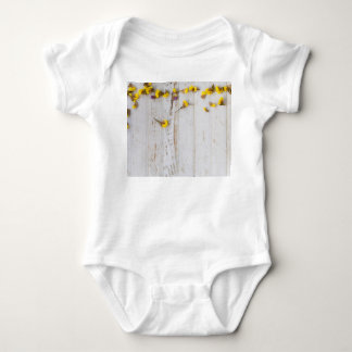 Body Para Bebê Flores primavera amarelas, decor de prancha branca