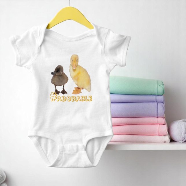 Body Para Bebê Fotografia de Ducklings Amarelo e Cinza Adorável (baby body suit with template text)