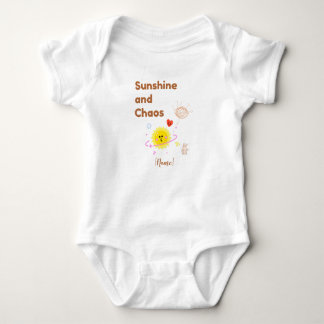 Body Para Bebê Funny "Sunshine and Chaos" Baby T-Shirt - Cute Kaw