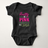 Garota Bonito de caça ao camo perigosa