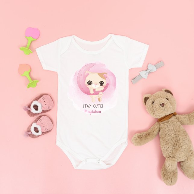 Body Para Bebê Gatinho Gelado Design (Cute bodysuit is designed for a girl with a cute little kitty hanging on a pink half moon.)