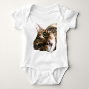 Body Para Bebê Gato bonito de Bengal que encontra-se no t-shirt