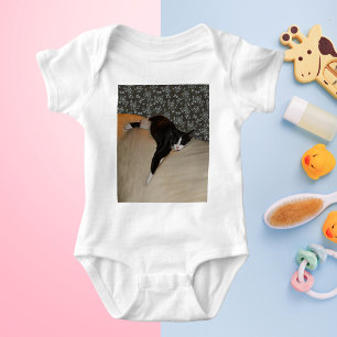 Body Para Bebê Gato dormindo no topo do Criança de sofá.