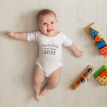 Body Para Bebê Guarde o Bar Mitzvah 2036 ADICIONAR QUALQUER ANO<br><div class="desc">Personalize esta única salvação da data em que meu Bar Mitzvah fez o macacão 2033,  adicionando um nome na parte de trás.</div>