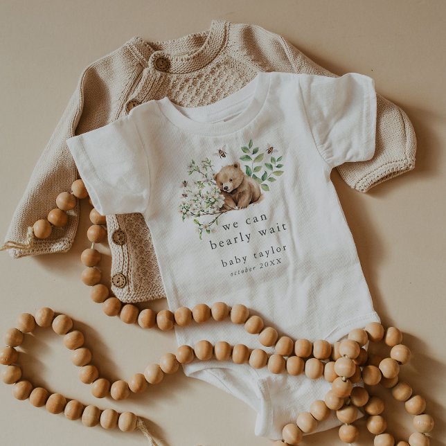 Body Para Bebê HANNAH, podemos esperar o anúncio de gravidez (HANNAH We Can Bearly Wait Pregnancy Announcement Baby Bodysuit)