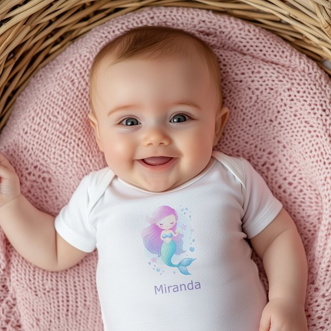 Body Para Bebê Ilustração de Sereia Rosa Pastel Fofa Fantasia (New born baby girl is wearing cute mermaid bodysuit)