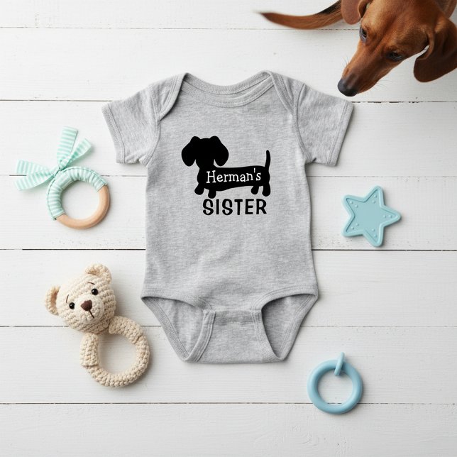 Body Para Bebê Irmãzinha do Dachshund Personalizada com Nome (Add little sister's dog's name - personalized dachshund baby outfit for baby showers)