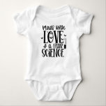 Body Para Bebê IVF Baby "made with love & science"<br><div class="desc">Esta roupa é a maneira perfeita de receber seu bebê FIV no mundo.</div>