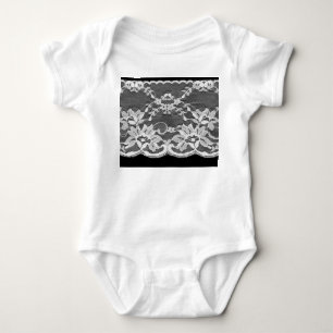 Body Para Bebê Lace floral branco: fundo preto.