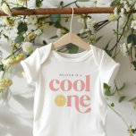 Body Para Bebê Legal retrô checado de uma garota de Groovy<br><div class="desc">Uma garota legal está virando uma! Celebre suas filhinhas de grande estilo com nosso traje de aniversário com um rosto feliz totalmente estelar.</div>