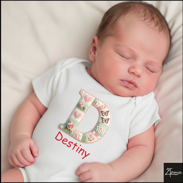 Body Para Bebê Letra Inicial D de Patchwork Matelassê para Berçár (This is a sample design. There are several models to choose from, with the name and color changed.)