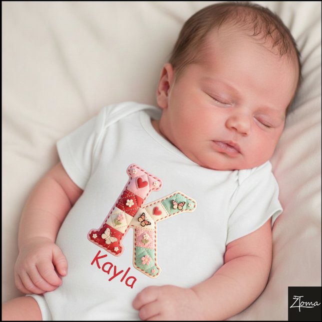 Body Para Bebê Letra Inicial K de Patchwork Matelassê para Berçár (This is a sample design. There are several models to choose from, with the name and color changed.)