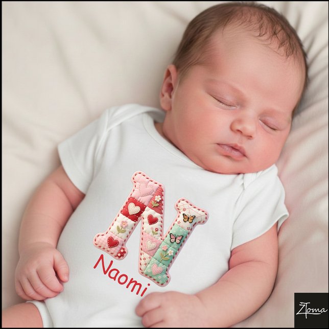 Body Para Bebê Letra Inicial N de Berçário em Patchwork Matelassê (This is a sample design. There are several models to choose from, with the name and color changed.)