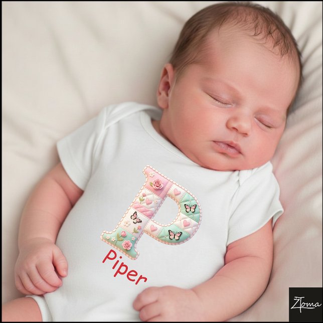 Body Para Bebê Letra Inicial P de Berçário em Patchwork Matelassa (This is a sample design. There are several models to choose from, with the name and color changed.)