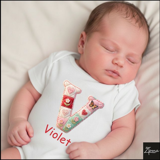 Body Para Bebê Letra Inicial V em Patchwork Matelassê para Berçár (This is a sample design. There are several models to choose from, with the name and color changed.)