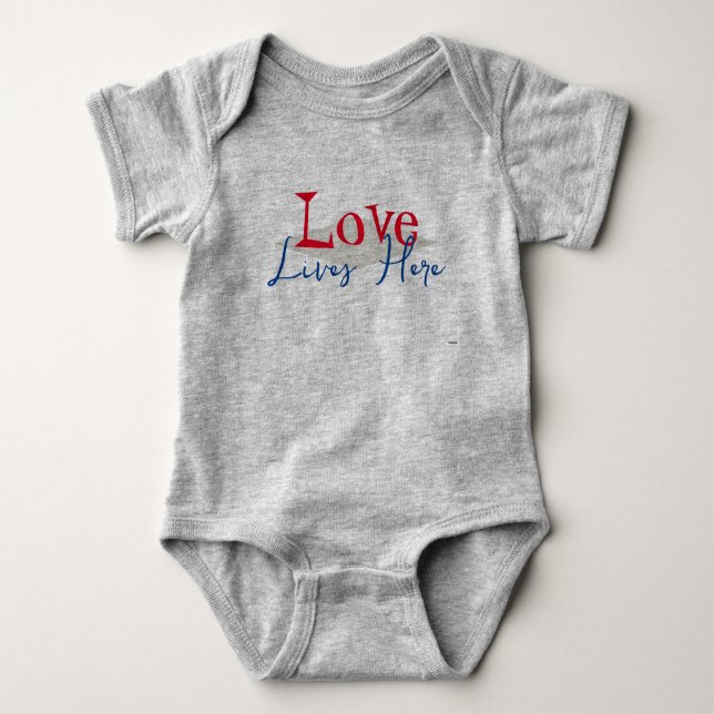 Body Para Bebê Love Lives Here Criança t-shirt HAMbyWG (Frente)