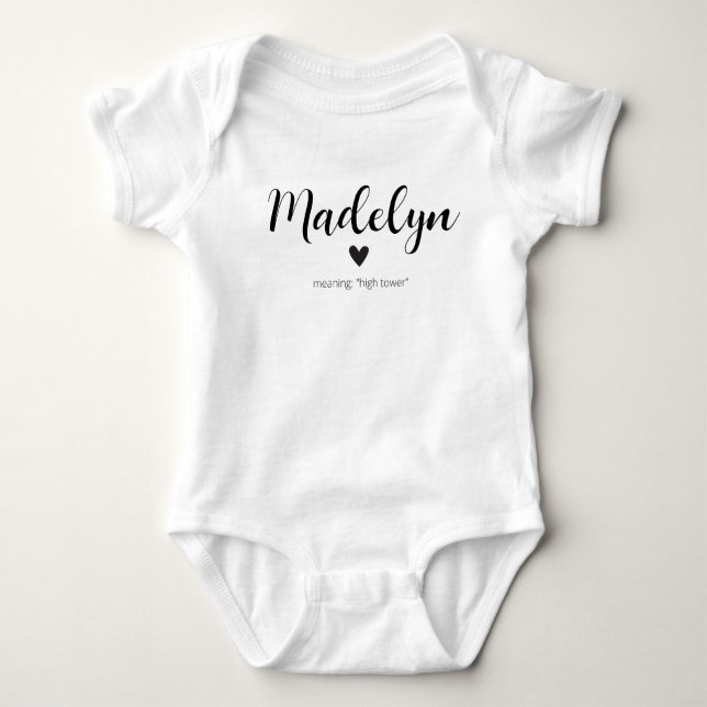 Body Para Bebê Madelyn Name Reveal Significa Mínimo Texto Moderno (Frente)