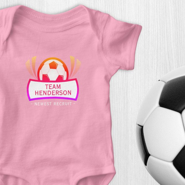 Body Para Bebê Mais Novo Recruta Futebol Rosa Personalizado (Criador carregado)