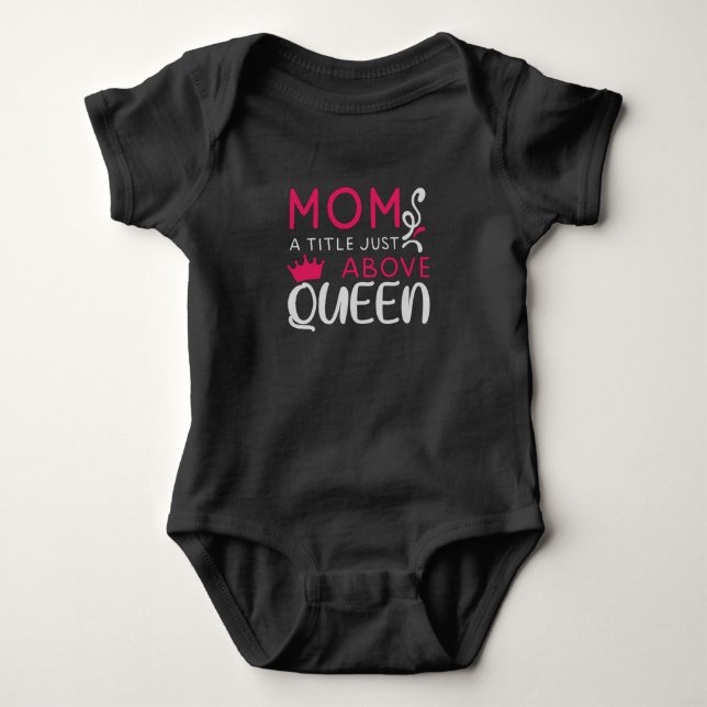 Body Para Bebê Mamãe Um Título Acima Da Rainha (Frente)