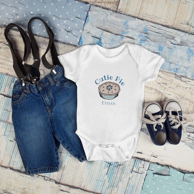 Body Para Bebê Menino de tarte azul-claro e bonito (Cute Personalized Baby Name "Cutie Pie" Baby Boy Bodysuit. Hand-Drawn Blueberry Pie. )