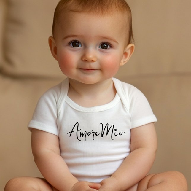 Body Para Bebê Meu Amor Chic Letra Preta em Branco (White baby bodysuit featuring elegant black 'Amore Mio' script, perfect for Italian-inspired gifts o)