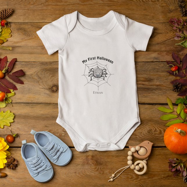 Body Para Bebê Meu Primeiro Cavalo, Homem Personalizado Da Aranha (Cute Personalized Baby Name "My First Halloween" Baby Boy Bodysuit. Hand-Drawn Cute Spider on Web.)