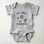 Body Para Bebê Meu Primeiro Chanukah<br><div class="desc">Celebre o primeiro Chanukah do bebê com menorah Hanukkah personalizada,  sonhos e Estrela Judaica com adorável "Meu Primeiro Chanukah".</div>