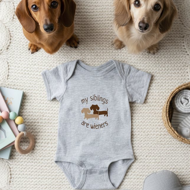 Body Para Bebê Meus irmãos são solteiros. (My siblings are wiener dogs - baby announcement outfit - three wiener dogs)
