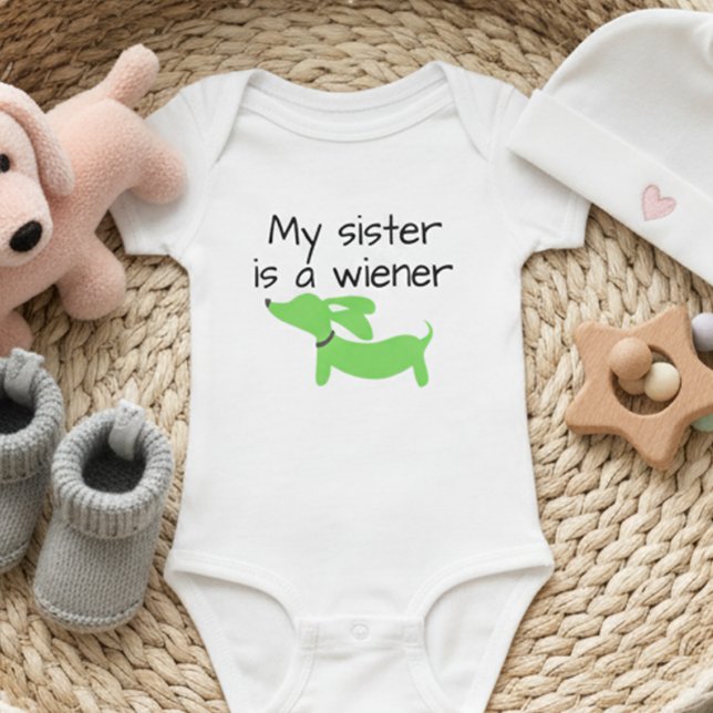 Body Para Bebê Minha Irmã é uma Esfregona (Cachorro) (My sister is a wiener dog outfit - gender neutral baby shower gift for a dachshund lover)