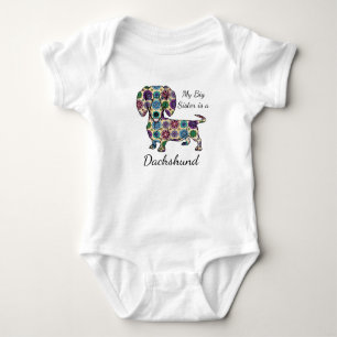 Body Para Bebê Minha Irmã Grande é um macacão Dachshund