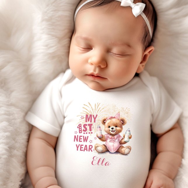 Body Para Bebê Minha Primeira Garota de Ano Novo Chame Bebê Rosa  (My First New Year Girl Name Funny Pink Bear Baby Bodysuit)