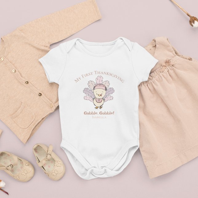 Body Para Bebê Minha Primeira Garota Turca de Ação de Graças (Cute "My First Thanksgiving" Baby Girl Bodysuit. Hand-Drawn Little Turkey with Gingham Feathers.)