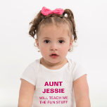 Body Para Bebê Minha tia me ensinará as coisas divertidas<br><div class="desc">Você é a tia legal? Dar-lhe este belo traje personalizado ou t-shirt impressa com a sua promessa de ensinar a sua sobrinha ou sobrinho a diversão na vida. As cores podem ser alteradas.</div>