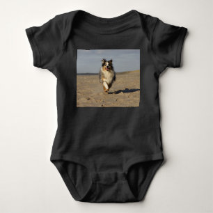 Body Para Bebê Miniature American Shepherd Correndo Na Praia