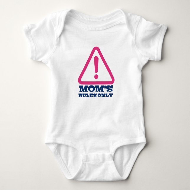 Body Para Bebê Mom’s Rules Only – Sassy New Mom Baby Apparel (Frente)