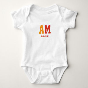 Body Para Bebê Monograma de texto com nome personalizado amarelo 