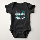 Body Para Bebê Na Science We Trust Cote - Professor<br><div class="desc">Na citação de Science We Trust. A ciência bonita, artística, engraçada fala com uma reviravolta religiosa. Arte tem microscópio e equipamento experimental de frasco para professora de ciências masculina ou feminina. > Use para a apreciação de professores de Ciência, Química, Biologia ou geek de Física, ou crianças nerd de cientistas....</div>