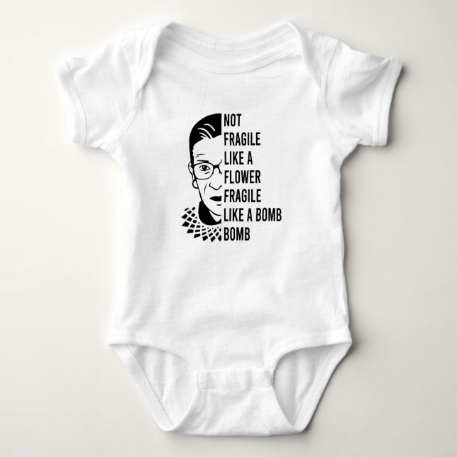 Body Para Bebê Não é frágil como uma flor frágil como uma bomba (Frente)