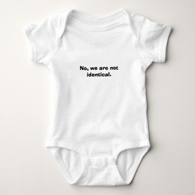 Body Para Bebê Não, nós não somos idênticos (Frente)