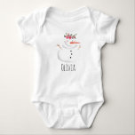 Body Para Bebê Neve e Nome das Meninas Primeiro Flor de Natal<br><div class="desc">Este adorável design apresenta um boneco de neve ao estilo aquarela vestindo uma terra natalina,  assim como espaço para você personalizar o item usando o nome da sua menina. O perfeito guardião para você,  o primeiro Natal!</div>