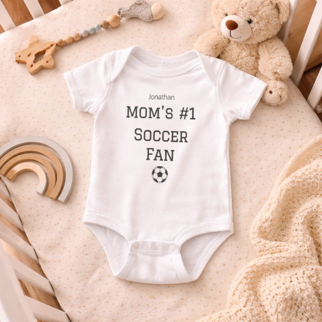 Body Para Bebê Nome do Bebê Fã de Futebol da Mamãe Personalizado (Criador carregado)