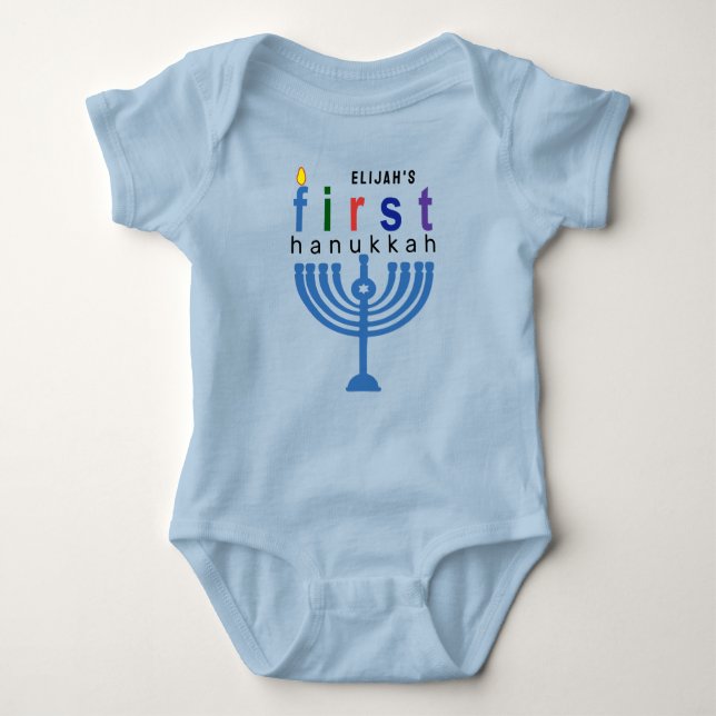 Body Para Bebê Nome do Bebê Primeiro Hanukkah Menorah (Frente)