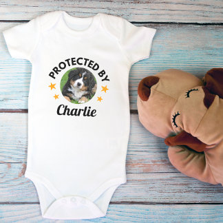 Body Para Bebê Nome e foto personalizados do cão "Protegido por"