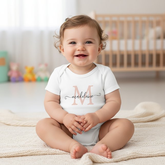 Body Para Bebê Nome Personalizado em Monograma Rosa Suave (Criador carregado)